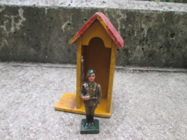 DURSO Belgium soldier on guard Chausseur Ardenne. Belgische Ardense jager in zijn wachthuisje. zeer goede staat leuke set.