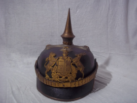 German officers spike helmet Würtemberg. war manufactering in case. Duitse pickelhaube officier deelstaat Würtemberg, oorlogsaanmaak, vuurverguld, grote maat met opbergkoffer. nooit aan gerommeld zo gevonden, TOP stuk.
