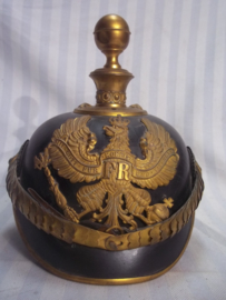 German officers spike helmet Artillery, nice untouched helmet. Duitse officiers pickelhaube artillerie, vuurverguld.  Helm is mooi in model, geen dubbele gaten dus alles zit er nog origineel op. gelijkgekleurd.