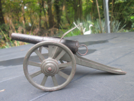 Tin play gun. Blikken speelgoed kanon merk DEMA, werkend.