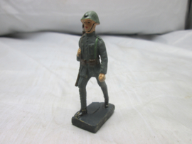 DURSO toy soldier, Dutch soldier. Speelgoed soldaatje Nederlandse militair 1935-1940 met typische helm met plaat zeer nette staat bijna mint.