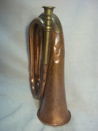 British bugle nicely marked with broad arrow and date, Engelse signaalhoorn 1903 met oorlogspijl en regimentsnummer gebruikte staat. Dit is een vroeg model bazuin, welke in WO1 doorgebruikt werden.