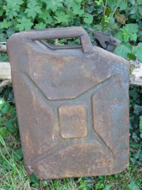 Engelse jerrycan BMB- 1943 War department gemarkeerd.