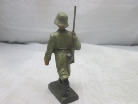 LINEOL German soldier walking in trench coat. Duits marcherende Duitse soldaat in lange jas.