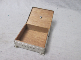 German box with steelhelmet, K.S.W. 1939. Duits doosje met daarop een metalen staalhelm en lauwertak. mooi jaren 30 doosje. afmeting is 8 bij 8 cm. zeer decoratief.