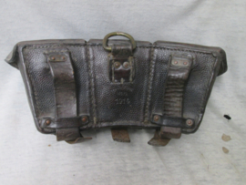 German ammo pouch WW1, nicely marked and dated Moys 1914, Duits patroontasje voor de Mauser K-98 met regimentsnummer ( moeilijk te lezen) 1914 zeer nette staat.