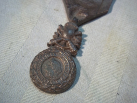 2 bronse French medals for a memorial plate. 2 bronzen Franse medailles van een monument. Croix du Guerre