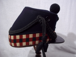 Scottish Highland light Infantry shako nicely dated 1912 with War Department stamps, cord boss with thistle device. Schotse shako manschap wollige stof mooi gemarkeerd W /I\ D 1912 compleet met koord vrij ZELDZAAM.