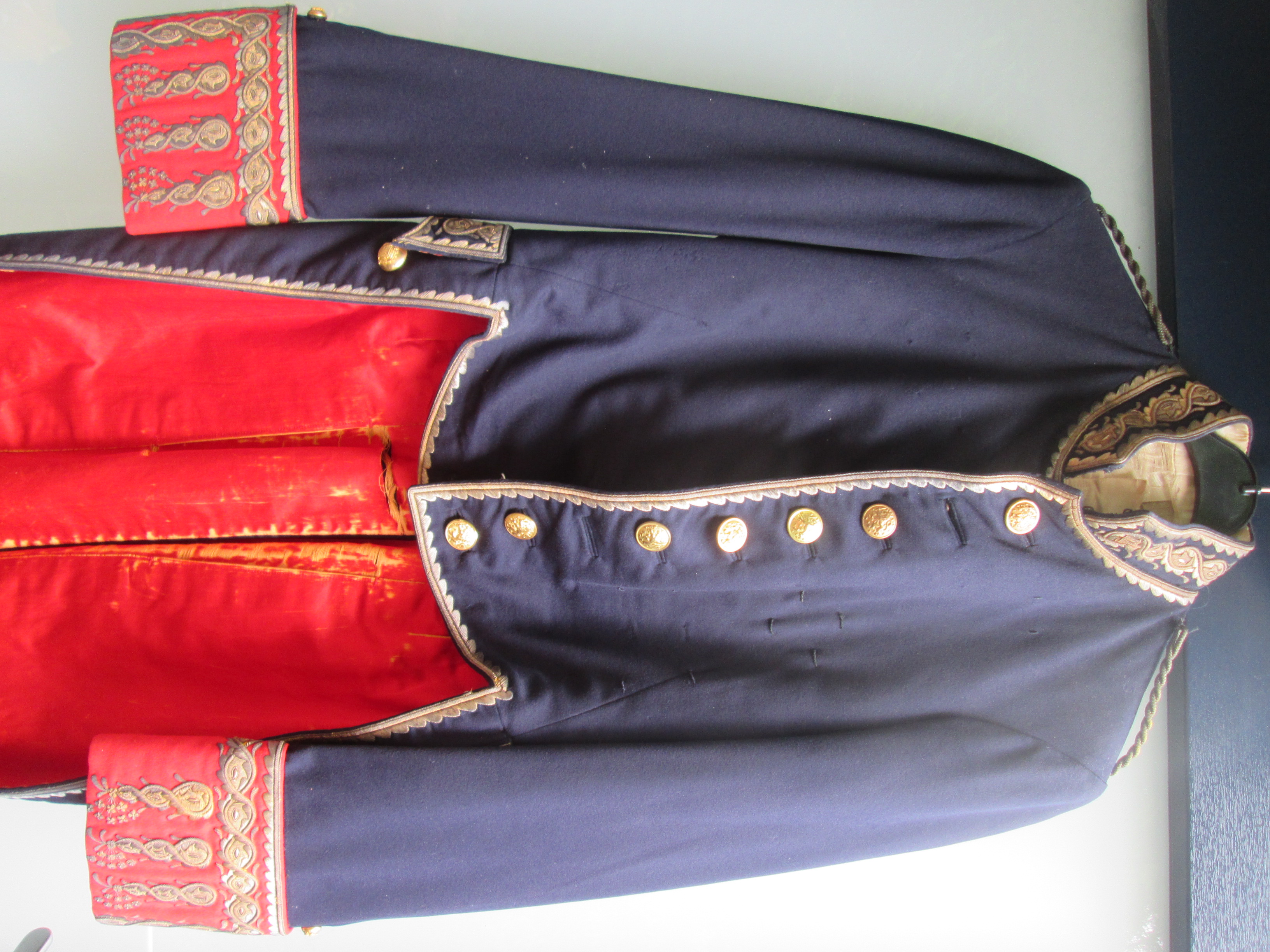 Spaans diplomaten uniform mooi goud geborduurd met kleurrijke manchet.
