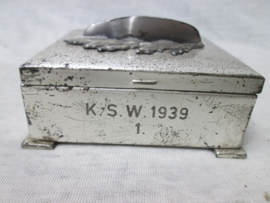 German box with steelhelmet, K.S.W. 1939. Duits doosje met daarop een metalen staalhelm en lauwertak. mooi jaren 30 doosje. afmeting is 8 bij 8 cm. zeer decoratief.