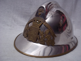 French fire helmet, modell 1926 with firedepartment badge of a city. Franse brandweerhelm M-26 compleet, met embleem met stadswapen, zeer apart.