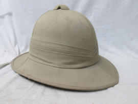 British pith helmet typical army style with silver paper, nicely marked with WD and Broadarrow mark. Engelse tropenhelm in mint staat met WD War Department stempel en de leger pijl /I\. met typisch zilverpapier erin. TOP staat helm.