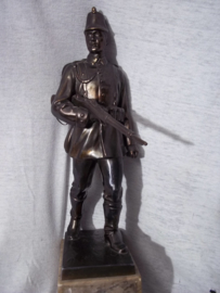 Beeld Duitse Jager met volledige bepakking en shako met overtrek. hoogte 30 cm. op marmeren voet officiersgeschenk. volledig gaaf. zeer decoratief beeld die je in deze staat zelden tegen komt. niet  gesigneerd. Machinegewehr battalion. Feldjäger Regiment.