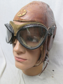 Japanese Army flight helmet, made of fur lined leather with imperial star on the front . with flight goggles (CAT EYE)  model. Japanse vlieger cap winter leer met vliegerbril zeldzame set. in zeer goede staat. TOP