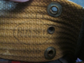 US- Army M1912 cavalery pistolbelt, very rare with sword holder. De wat zeldzamere variant van de pistolbelt is de cavalerie uitvoering M1912 nette staat. De riem is gedateerd 1916. met makers stempel. moeilijk leesbaar. met sabeldrager.