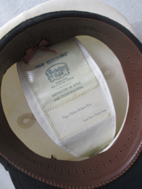 USMC officers white dress visor cap, with nice embroidered pattern on visor. The Berkshire named to major Melvyn Herbert Kerr. United States Marines officiers pet met opgelegd pet embleem.