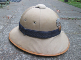 French police pithhelmet San-Tropez and Marseille. Franse tropenhelm van de Politie Zuid-Frankrijk Marseille, San-Tropez. deze versie met blauwe band zie je niet zo vaak bijzonder stuk