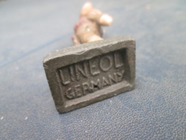 LINEOL Belgium soldier hit by a bullit smaler size. Belgische soldaat getroffen kleiner model goede staat.