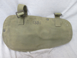British entrenching tool pattern 1937. Engelse pikhouweel met stok in canvas tas met bajonet aansluiting