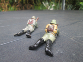 LINEOL 2 shooting german soldiers smaler size. 2 Duitse soldaten liggend schietend kleiner model goede staat.