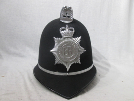 British bobby helmet and cap Inspector, Engelse politie helm, Cambridgeshire Constabulary met politiepet van een inspecteur zelfde district.