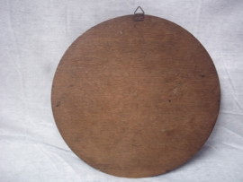 Houten wandbord, handgemaakt, diameter 22cm, een soldaat met Duitse staalhelm 1916, en op zijn epaulet nummer 1. zeer decoratief en professioneel gemaakt. dit zijn vrij moeilijk te vinden items.