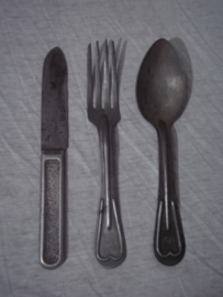 US messtin with knife, fork and spoon all nicely dated and marked. Amerikaanse messtin met bestek, gedateerd 1917-1918, zeer bijzondere set zo mooi gemarkeerd met datum.