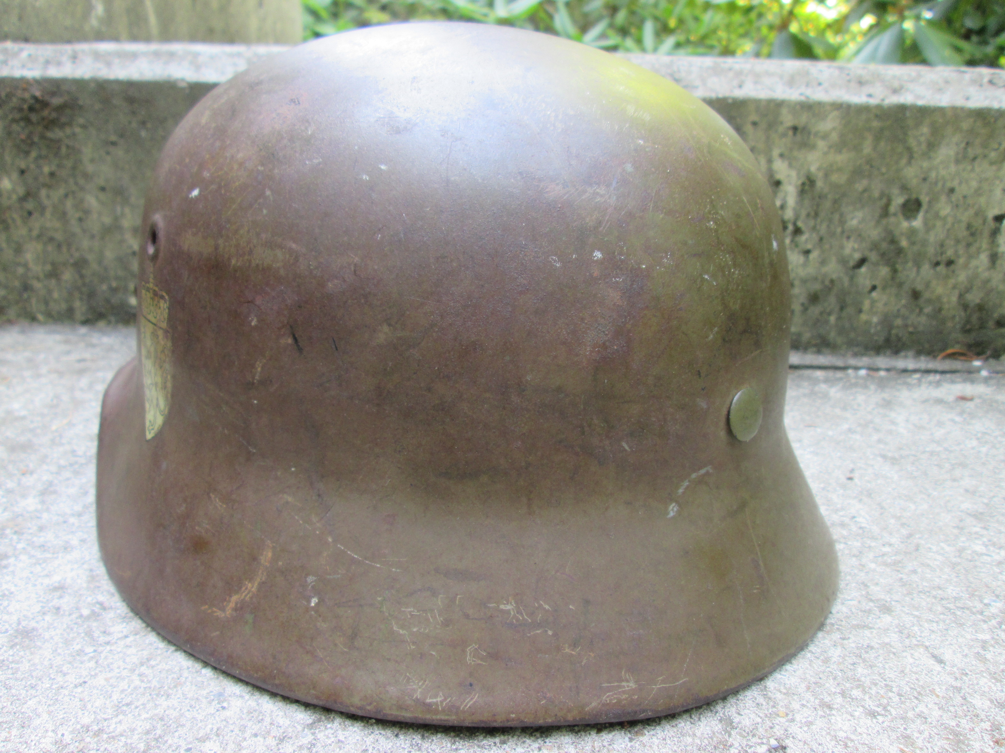 German helmet M-1940 with double decal Norwegian army. also Norwegian innerliner. Duitse helm Model 1940 met dubbele decals van het Noorse leger zijn nu moeilijk te vinden.