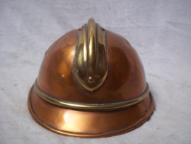 Trench art French helmet very rare. 17 by 12 cm.Loopgravenkunst Franse helm, zeer bijzonder dit soort specifiek gemaakte items, kepie, helm tank geweer enz. dit soort items worden veel gezocht je ziet ze ook al in kunstgallerijen.