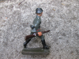 DURSO German soldier. Duitse soldaat in de aanval.