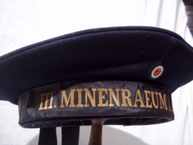 German tellermütze Imperial navy. with captally III MINENRAEUM - DIVISION III. Duitse matrozenmuts van de Keizerlijke Marine met emaille cocarde, nette gedragen staat.