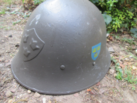 Swedish helmet M 21 (18). with liner double decal, front badge. Zweedse helm 1921 met decals en helm embleem.