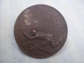 French plaque, medailion, table- medal. battle of Fort Vaux, Major Raynal, the last pigeon, this pigeon was later decorated. Penning Frans strijd om Fort Vaux verdun. laatste duif gebruikt voor bericht van overgave, Zeldzaam.