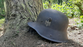 German helmet Model 1916 with Wehrmacht decal. Duitse helm M-16 met wehrmacht decal, zo gevonden, originele kleur.  GBN-64 Gebruder Bing Nurnberg, alleen het leer ontbreekt aluminium rand aanwezig TOP stuk