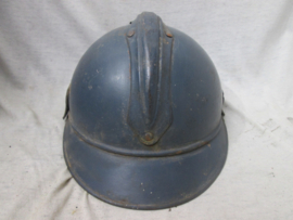 French modified Artillery helmet 1915. Gemodificeerde Franse helm Artillerie eenheden 1e model uit 1915, ZEER zeldzaam en curieus. voorscherm van de helm werd verwijdert om beter door de optische instrumenten te kunnen kijken.
