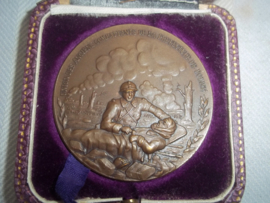 French medal in case. Franse penning in doosje 5cm doorsnede. UNION DES ANCIENS COMBATTANTS DE LA  PREFECTURE DE POLICE. Uitgereikt in 1934, medaille is op naam