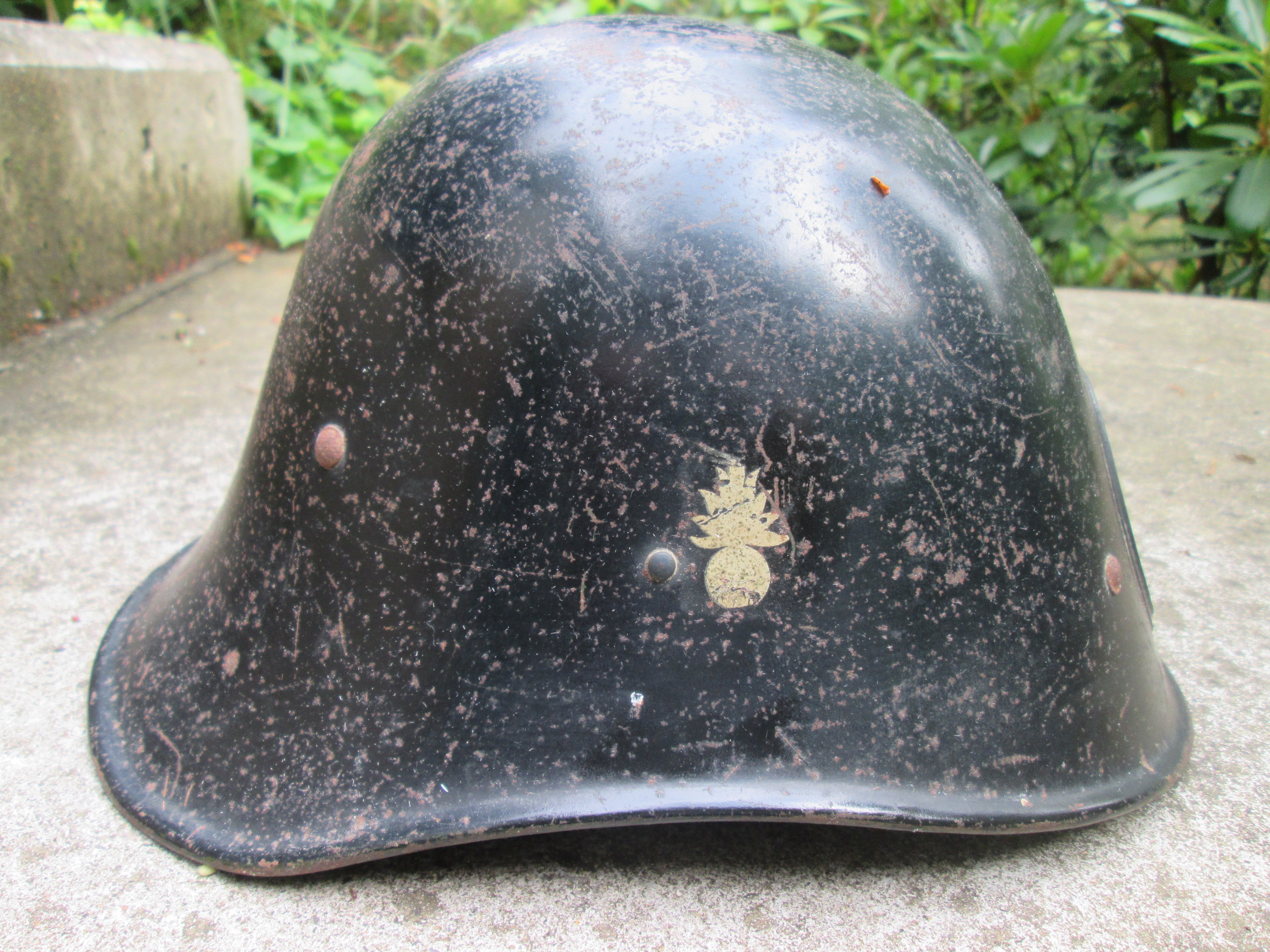Dutch calaboration helmet of the police. Nederlandse staalhelm model 1934 met dubbel decal van de Schalkhaar politie, helm CM 1940 gestempeld zeer nette staat ZELDZAAM stuk.