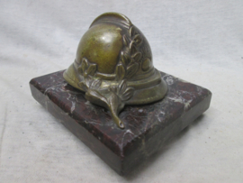 French miniature bronse helmet on marble base. Franse miniatuur helm van brons op marmeren voet.