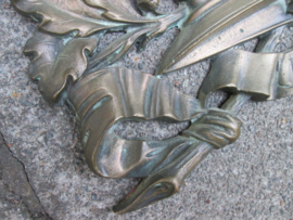 French memorial plaque UNC, with helmet. Frans bronzen herinneringsplaat van de UNC, afgebeeld de Franse helm Model 1915 met infanterie embleem, mooi decoratief stuk.