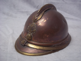 Franse miniatuurhelm M-1915- LOOPGRAVENKUNST- zeer gedetailleerd gemaakt, zelfs het binnenwerk is van metaal. 13 cm. lang en 7 cm hoog, breed 9 cm. Zeldzaam item.