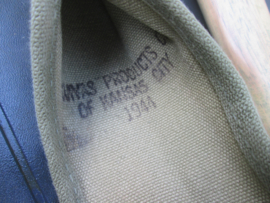 US Army pick- mattock intrenching and carrier. Amerikaanse pikhouweel M1910 in canvas hoes, perfecte staat mooi gemarkeerd met 1942 en 1944 datums TOP stuk.