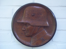 Houten wandbord, handgemaakt, diameter 22cm, een soldaat met Duitse staalhelm 1916, en op zijn epaulet nummer 1. zeer decoratief en professioneel gemaakt. dit zijn vrij moeilijk te vinden items.