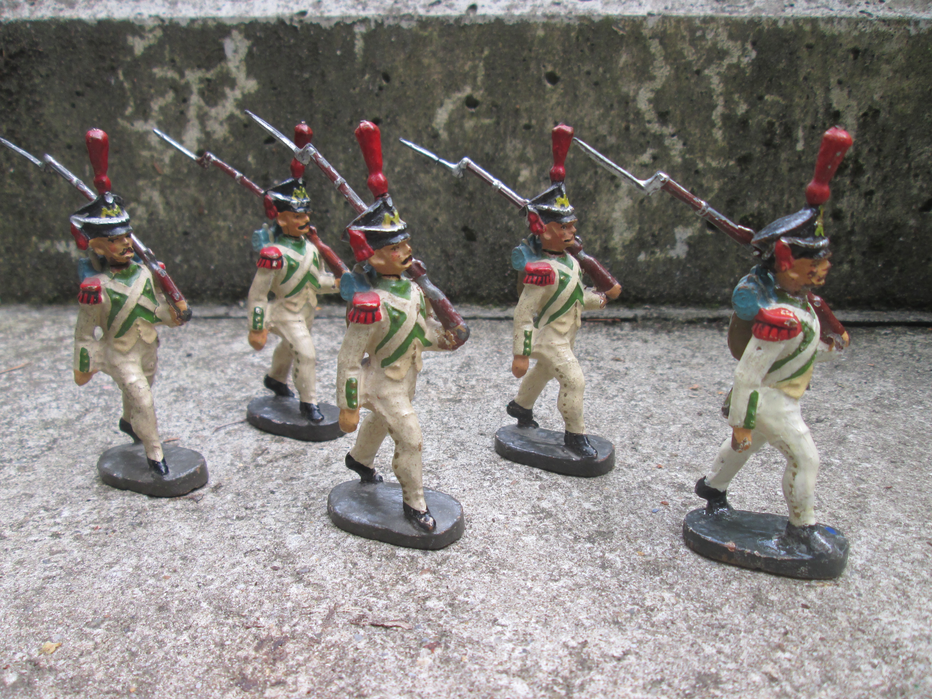 ELASTOLIN 5 Napoleontic soldiers in a good quality. 5 Marcherende Napoleotische soldaten in een nette staat  dit type soldaten zijn vrij moeilijk te vinden zeldzaam.