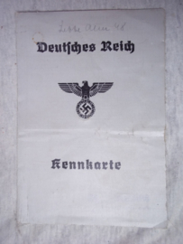 Deutsches Reich Kennkarte, met veel stempels vingerafdrukken en foto. decoratief document.