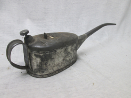 British oilcan, nicely marked, Oliebusje Engels leger, met broad arrow en 1942. /I\.