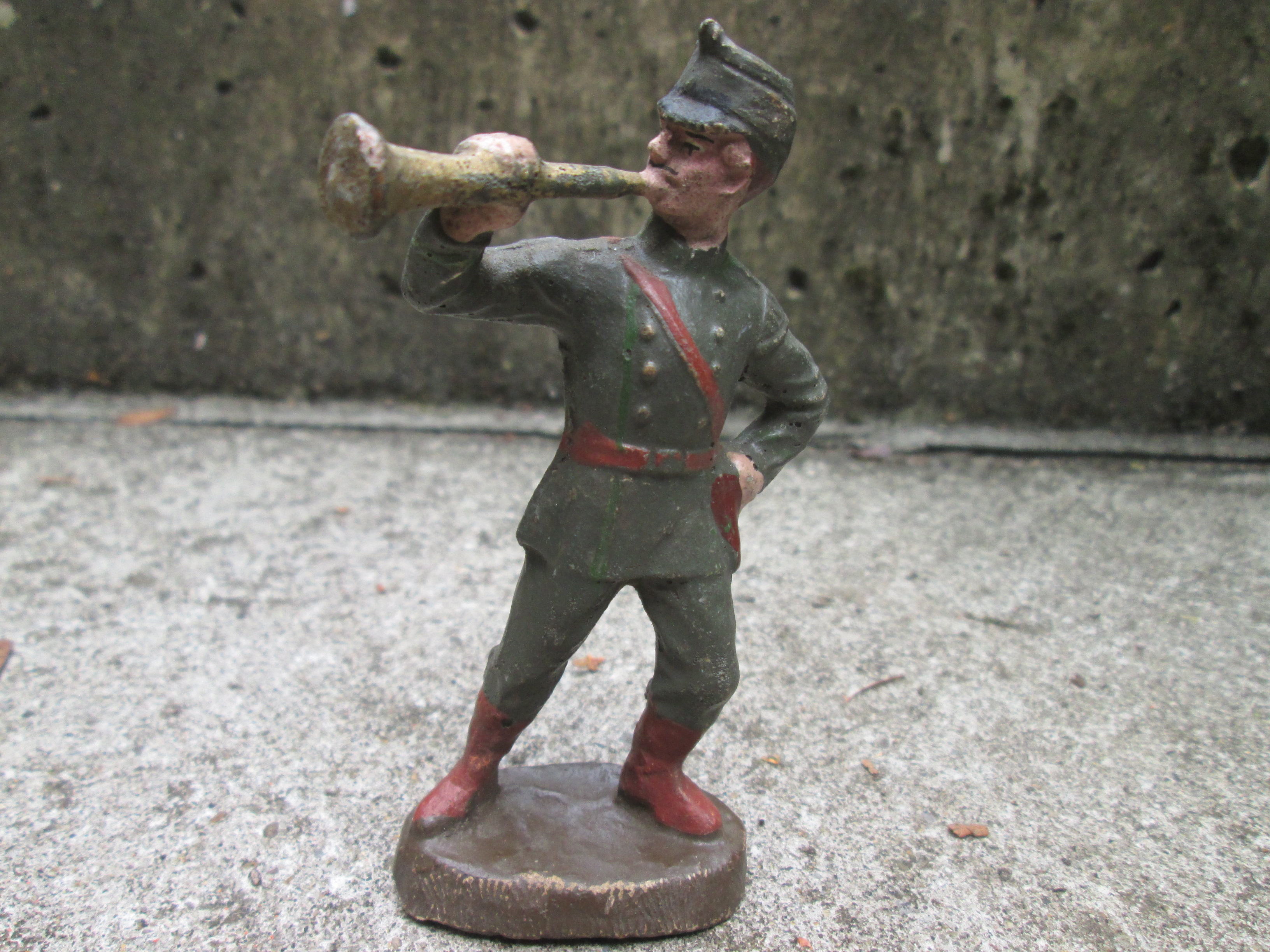 ELASTOLIN German soldier with bugle 10cm. Elastolin Duitse soldaat met bazuin nette staat 10 cm oud model zeldzaam stuk in deze kwaliteit.