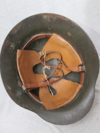 Spanish helmet Modello Z- 1942. Spaanse helm model 1942 naar Duits model, de gehele Franco tijd zijn ze dit model helmen blijven dragen ooit voorzien van ee nander binnenwerk, dit is het binnenwerk uit 1942.