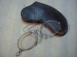 old glasses in case. Antiek knijp brilletje in originele etui met naam van de opticien erop.