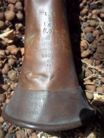 British bugle WW1 - 1902. with maker and donation inscription. Engels Bazuin met maker en oorlogspijl en een gravering met de naam van de donateur Boys Brigade, de scouting.