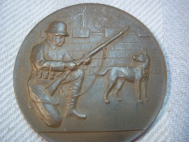 German medal 1926 from the Reichswehr. Duitse schietprijs van de Reichswehr, met opschrift en aparte voorstelling, Duitse soldaat met herdershond.